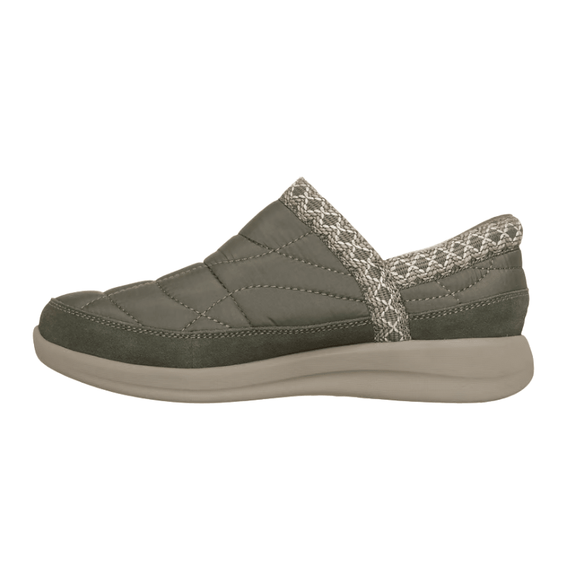Olivengrøn Skechers damesko set fra siden, med quiltet design og nem slip-in åbning