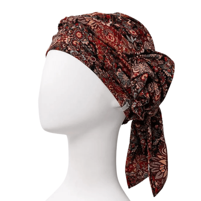 Juvela turban Floral Folklore på mannequin, set fra siden med snoet blomsterdetalje