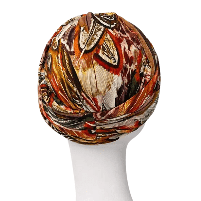 Shakti turban - Tribal Feathers på mannequin set bagfra, der viser turbanens form og fjerprint