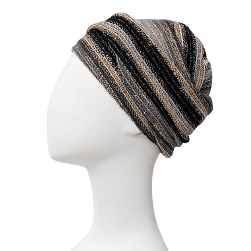 Zoya turban i Black Autumn Stripes mønster med integreret hårbånd på hvid mannequin, set fra siden