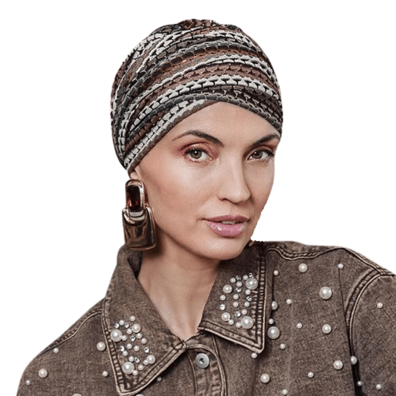 Kvinde med Sapphire Boho turban i strikket mønster med striber i varme nuancer og guldtråd