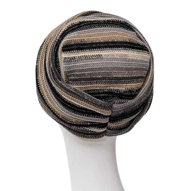 Zoya turban i Black Autumn Stripes med fyldige læg på hvid mannequin, set bagfra og let ovenfra