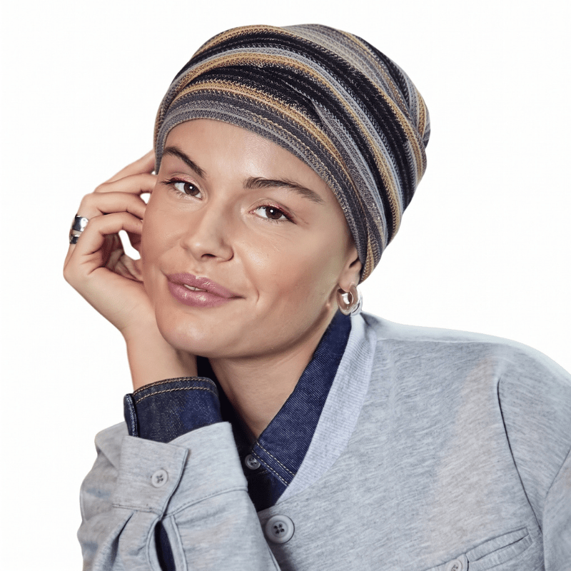 Smilende kvinde med Zoya turban i Black Autumn Stripes mønster og bløde læg, set forfra