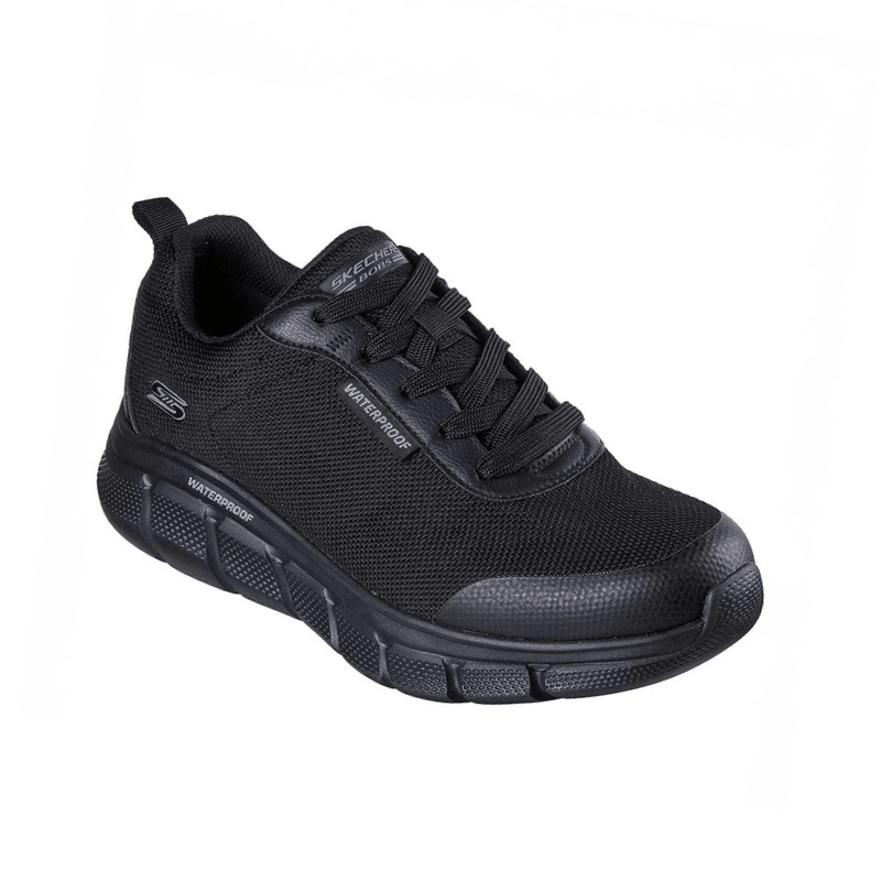 Sort Skechers vandtæt herresneaker med snørebånd og mesh-overdel, set skråt forfra