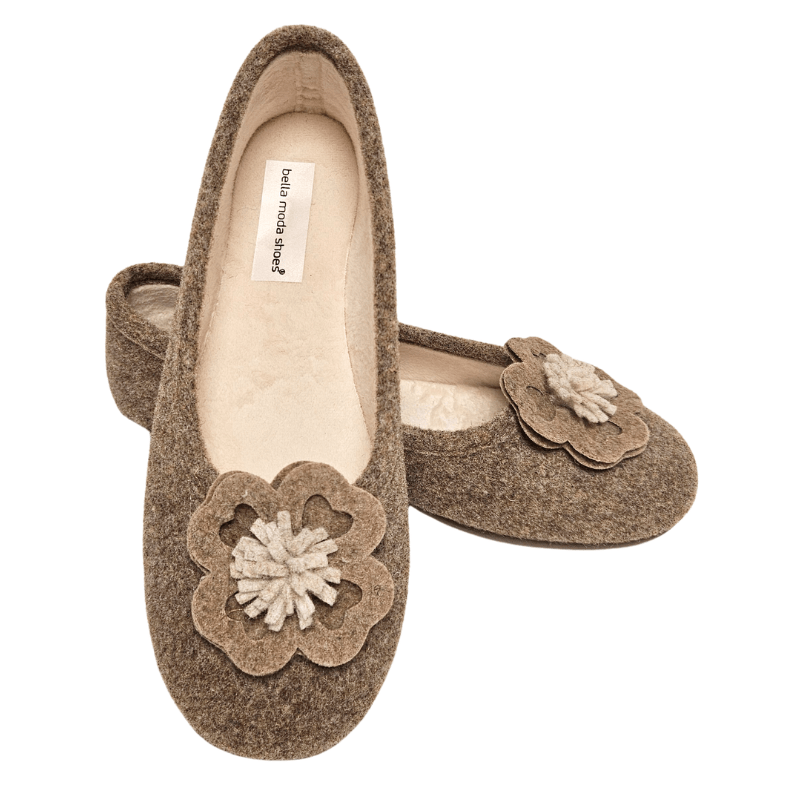 To Bella Moda damehjemmesko i beige uldfilt set skråt oppefra, med synlig indersål og mærke