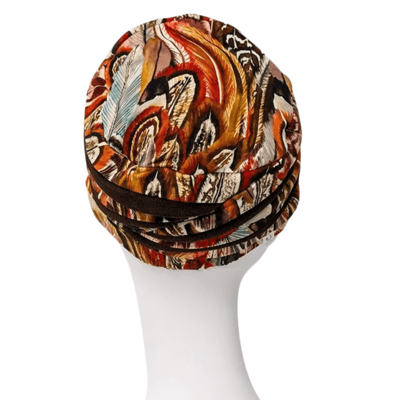 Shanti turban i Tribal Feathers mønster på mannequin, set bagfra. Viser turbanens form og mørkebrune bånd