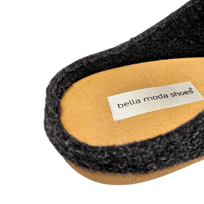 Nærbillede af den antracitgrå uldhjemmeskos indersål med Bella Moda mærket tydeligt
