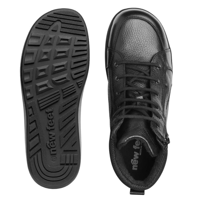 En sort New Feet herrestøvle set oppefra og en ydersål med mønster og "new feet" logo