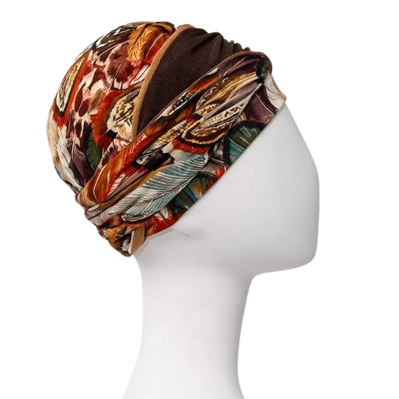 Shakti turban - Tribal Feathers på mannequin set fra venstre side med fjerprint og detaljer