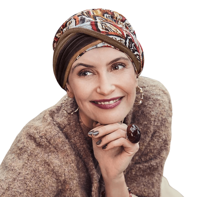 Smilende kvinde iført Shakti turban med Tribal Feathers fjerprint i varme efterårsfarver