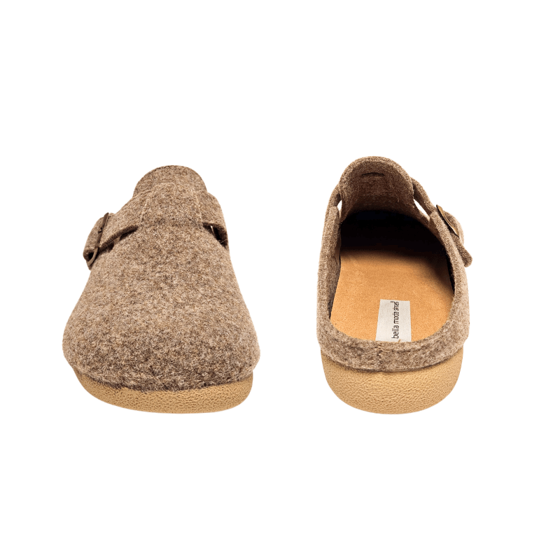 To Bella Moda beige damesko i uld, den ene set forfra og den anden bagfra med indersål