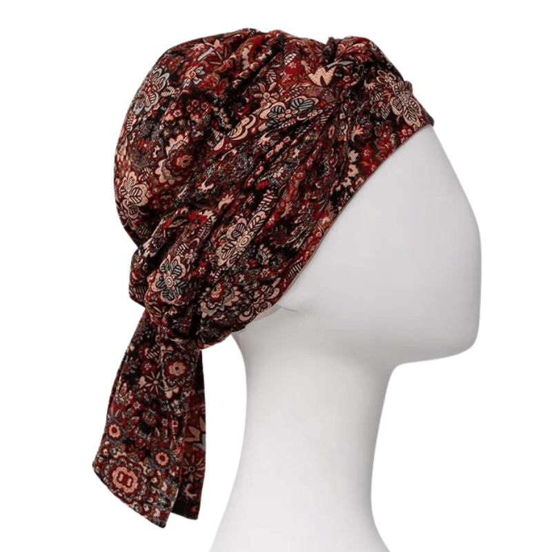 Juvela turban i blomstret mønster på mannequin, set fra siden uden hårbånd