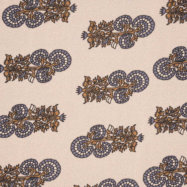 Tæt på det klassiske paisley-mønster på Beatrice turbanen i beige, brun og støvet blå