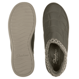 To olivengrønne Skechers damesko set oppefra; den ene viser ydersålen, den anden Memory Foam indersålen