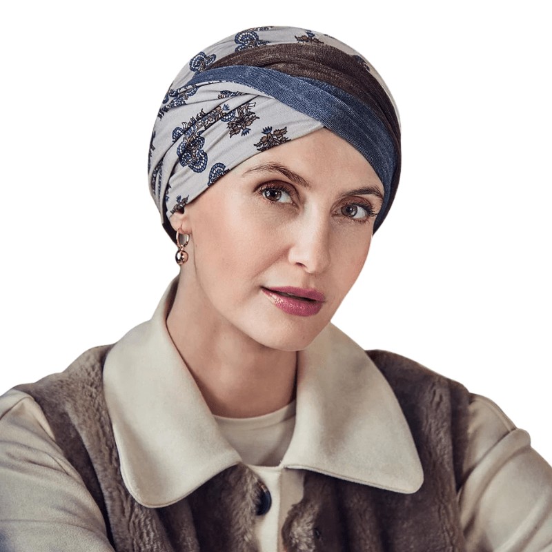 Kvinde med Shakti turban i beige, brun og støvet blå paisley-print, pandebånd snoet foran