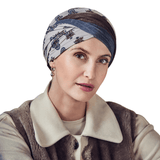 Kvinde med Shakti turban i beige, brun og støvet blå paisley-print, pandebånd snoet foran