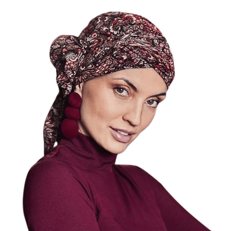 Kvinde med Juvela turban i blomstret folklore-mønster, med hårbånd og røde øreringe