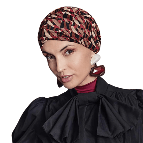 Kvinde med Sapphire Boho turban i Tribal Art mønster, der ser direkte ind i kameraet
