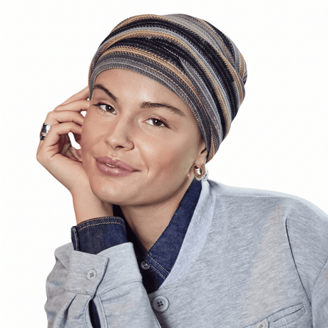 Smilende kvinde med Zoya turban i Black Autumn Stripes mønster og bløde læg, set forfra