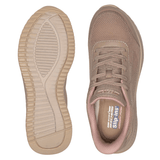 To sandfarvede Skechers damesko; den ene viser sålen med mønster, den anden viser indersålen med Slip-ins logo