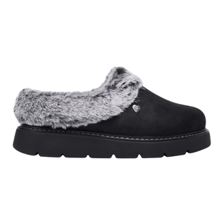 Sort Skechers damehjemmesko i ruskind-look med grå kunstpels og tyk sål, set fra siden