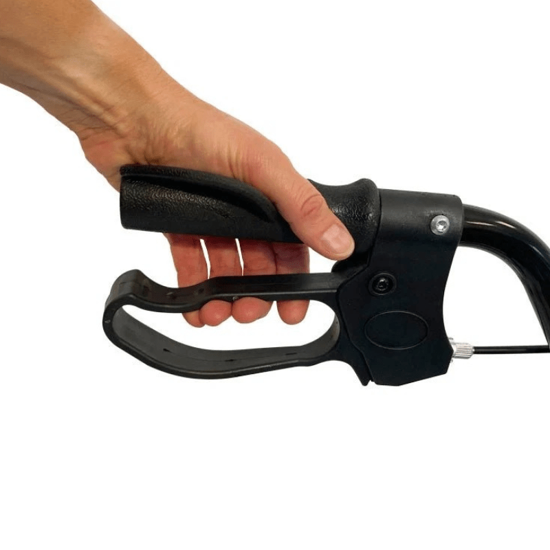 Tæt på billede af en hånd, der holder det ergonomiske sorte håndtag og bremsegrebet på en rollator
