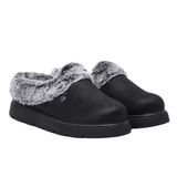 Et par sorte Skechers damehjemmesko med grå kunstpels og ruskind-look, set let skråt forfra