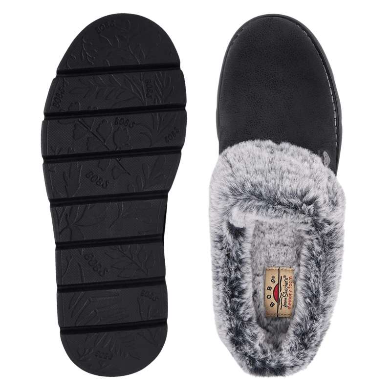 Sort Skechers damehjemmesko set oppefra med indersål og en sål med mønster set nedefra