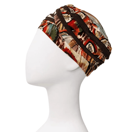 Shanti turban i Tribal Feathers mønster på mannequin, set fra højre side. Mørkebrune bånd og fjerdetaljer