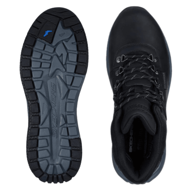 To sorte Skechers herrestøvler, den ene set oppefra og den anden viser sålens mønster