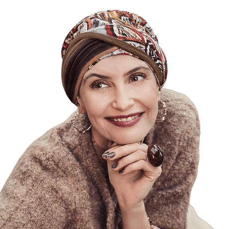Smilende kvinde iført Shakti turban med Tribal Feathers fjerprint i varme efterårsfarver