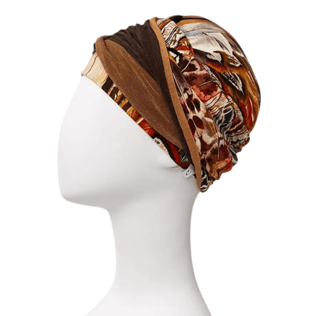 Shakti turban - Tribal Feathers på mannequin set fra højre side med fjerprint og pandebånd