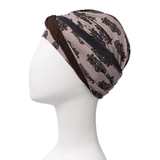 Shakti turban i beige med mørkt paisley-print, set fra siden på mannequin, pandebånd langs nakken