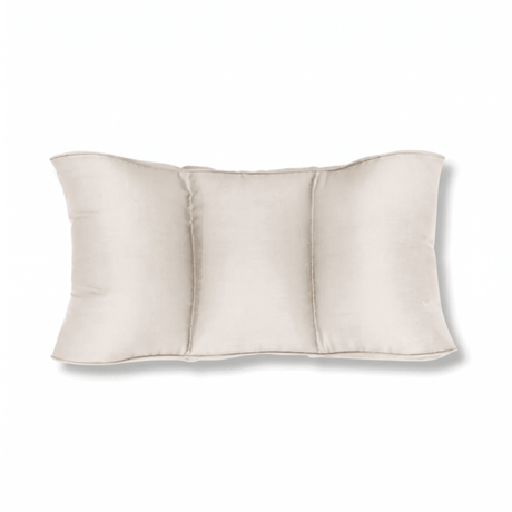 Lys beige lændepude med naturfiber, opdelt i tre kamre, set forfra på hvid baggrund