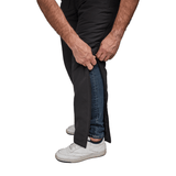Tæt på billede af hænder, der lyner Dobsom termobukser op i siden over jeans