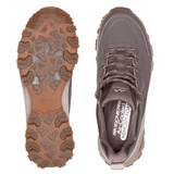 To brune Skechers sneakers set oppefra; den ene viser sålens mønster, den anden indersålen med memory foam