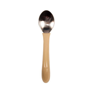 Lige ergonomisk ske med beige, buet håndtag og blankt metalhoved, set forfra på hvid baggrund