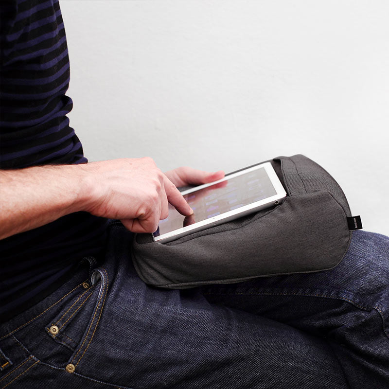 Nakkestøtte og iPad-holder, 2-i-1